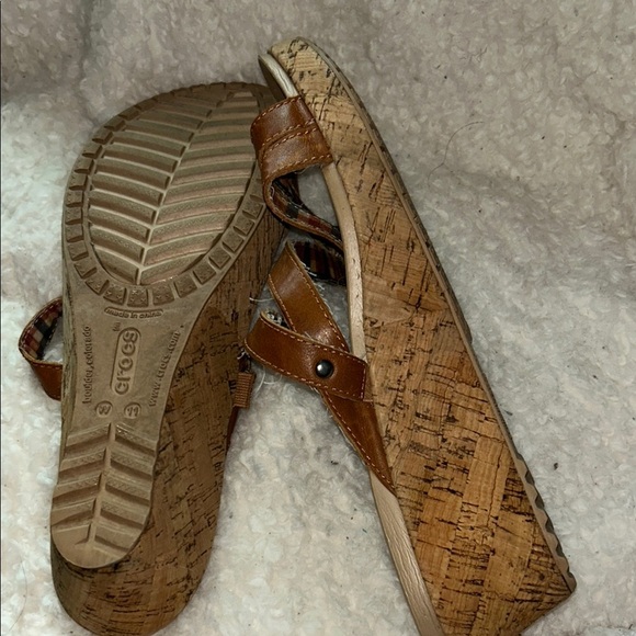 CROCS Brown Sandals with Crisscross Straps - Picture 6 of 8